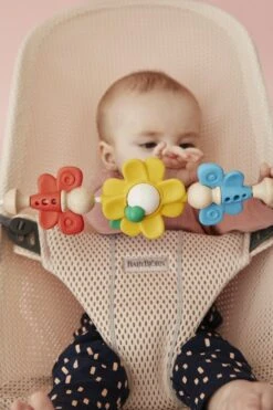 BabyBjörn Speelboog Flying Friends -Baby Product Winkel babybj rn speelboog flying friends 2