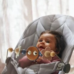 BabyBjörn Speelboog Googly Eyes Pastels -Baby Product Winkel babybj rn speelboog googly eyes pastels 1